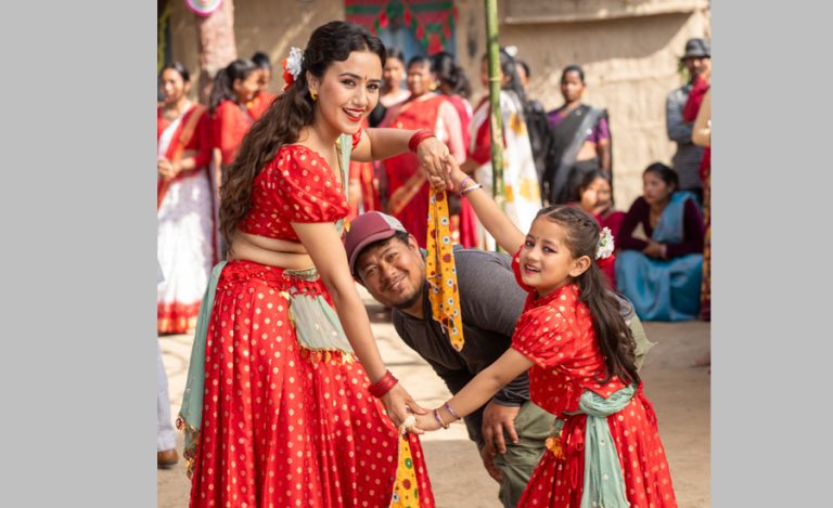 टिकटक-रिल्समा रुचाइँदै ‘लालीबजार’ को गीत, डान्स स्टेप पछ्याउँदै दर्शक