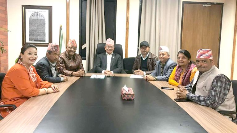 गगन थापालाई राजीनामा नदिन ललितपुरका जनप्रतिनिधिको आग्रह