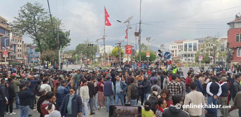 माइतीघरमै जम्मा भए एमाले प्रदर्शनकारी (तस्वीरहरू)