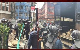 माइतीघर आसपासका सडक क्षेत्रबाट ढुंगा हटाउँदै प्रहरी (तस्वीरहरू)