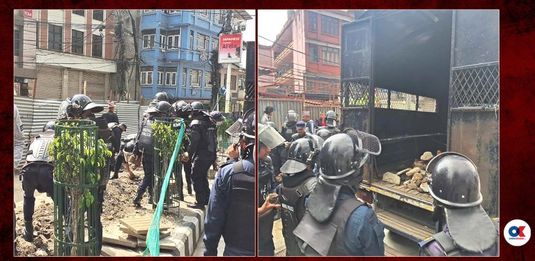 माइतीघर आसपासका सडक क्षेत्रबाट ढुंंगा हटाउँदै प्रहरी (तस्वीरहरू)