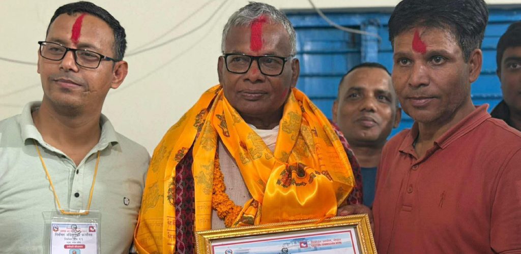 धनुषा-१ : विवादका बीच नेकपाका यादवले पाए निर्वाचित भएको प्रमाणपत्र