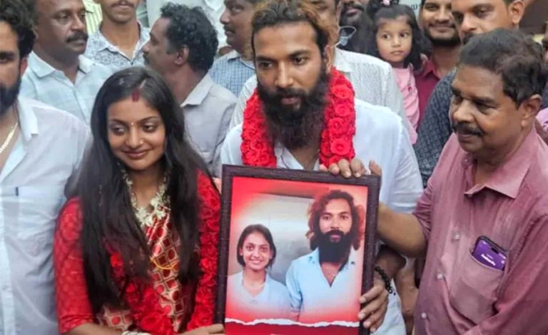 महाकुम्भकी भाइरल मोनालिसाले गरिन् मुस्लिम प्रेमीसँग विवाह, प्रहरीसँग खोजिन् सुरक्षा