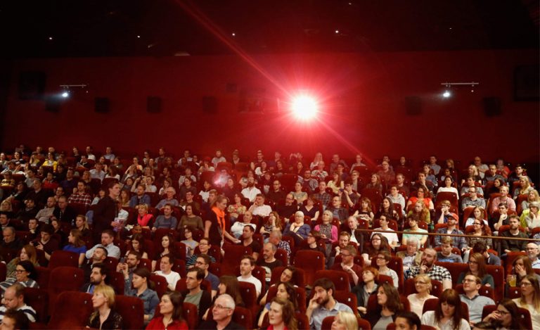 विश्वभरका हलमा फर्किदैं दर्शक, अब रमाइलो दिने फिल्म बनाउनूस