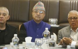 दुई कोइरालालाई दायाँबायाँ राखेर खड्काले सुरु गरे कांग्रेस संस्थापनइतर समूहको बैठक