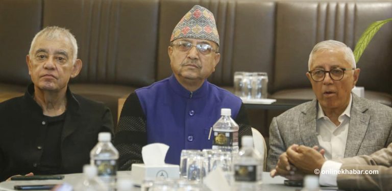 दुई कोइरालालाई दायाँबायाँ राखेर खड्काले सुरु गरे कांग्रेसइतर समूहको बैठ