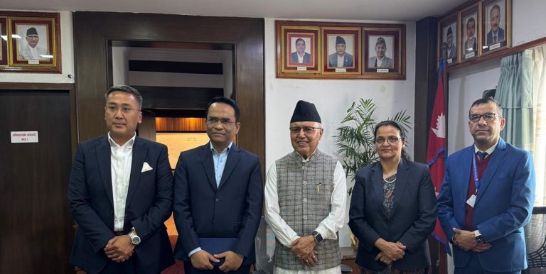 अर्थमन्त्रीले गरे नियामक निकायका प्रमुखहरूसँग छलफल