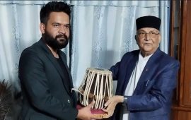 तबला दिएको फोटो राख्दै ओलीले भने- बालेन बाबु बधाई !