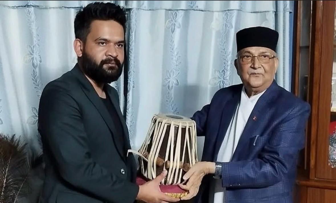 तबला दिएको फोटो राख्दै ओलीले भने- बालेन बाबु बधाई !