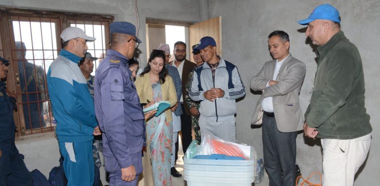 गृहमन्त्री अर्यालसहितको टोलीद्वारा ललितपुरका मतदान स्थल अनुगमन