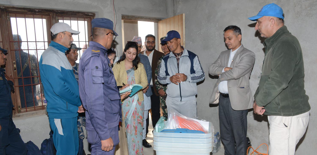 गृहमन्त्री अर्यालसहितको टोलीद्वारा ललितपुरका मतदान स्थल अनुगमन