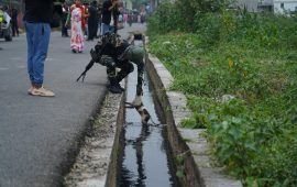 एउटा मर्मस्पर्शी दृश्य : जब सुरक्षाकर्मीले नालीमा फसेको कुकुरको बच्चा निकाले