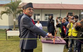 प्रचण्डले चितवनमा गरे मतदान