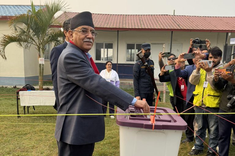 प्रचण्डले चितवनमा गरे मतदान