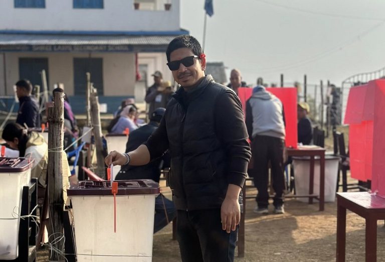 रास्वपाका समानुपातिक उम्मेदवार तथा गायक प्रकाश सपुतले गरे मतदान