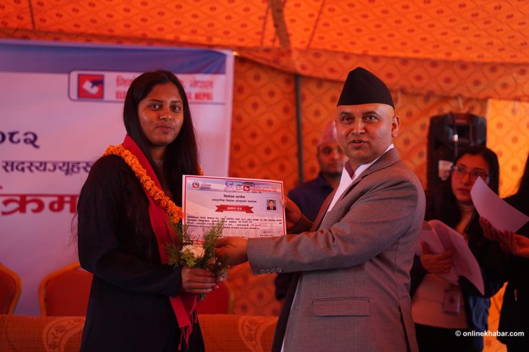 समानुपातिक सांसदले बुझे प्रमाणपत्र (तस्वीरहरू)