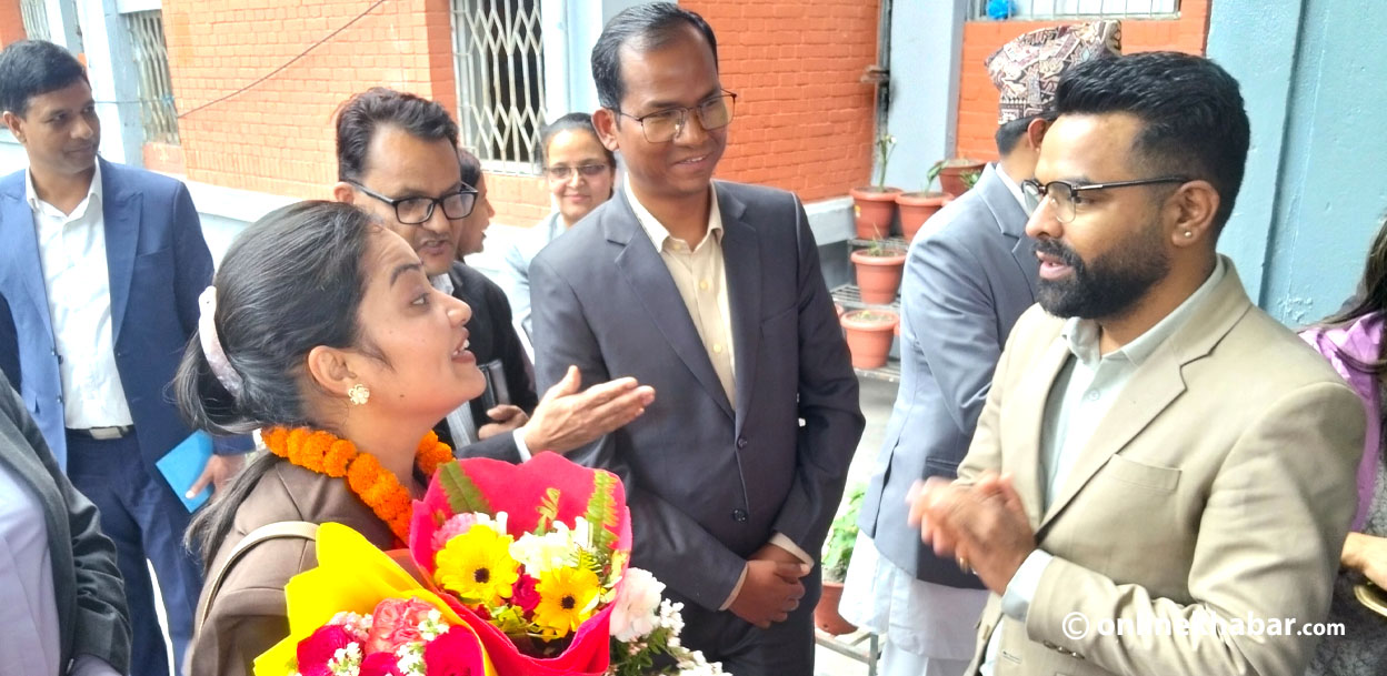 सिंहदरबारमा फेरिएको दृश्य : बधाइ दिने अधिक युवा