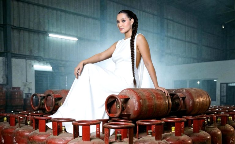 ग्यास सिलिन्डरमाथि बसेको फोटो सेयर गर्दै प्रियंका : चाहियो भने सम्पर्क गर्नुहोला