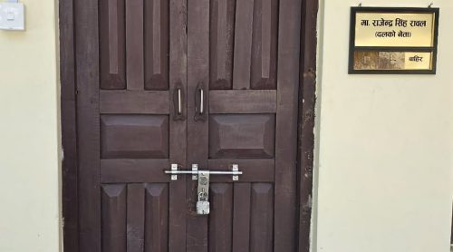 एमाले सुदूरपश्चिम संसदीय दलका नेता रावलकाे कार्यालयमा युवा संघकाे तालाबन्दी