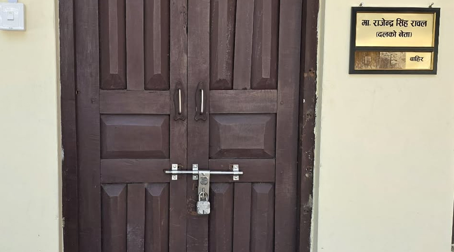 एमाले सुदूरपश्चिम संसदीय दलका नेता रावलकाे कार्यालयमा युवा संघकाे तालाबन्दी