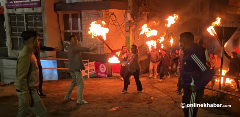 युवा संघले काठमाडौंमा निकाल्यो मसाल जुलुस