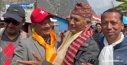 धादिङमा फेरिएको चुनावी शैली : धक्कामुक्की छोडेर अंकमाल