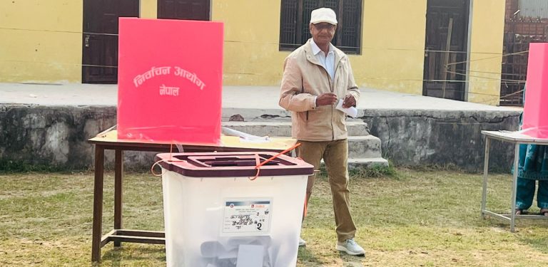 पूर्वगृहमन्त्री लेखकले गरे मतदान