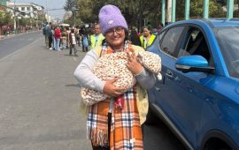 १० दिने शिशु बोकेर मतदान गर्न पुगिन् रञ्जु दर्शना