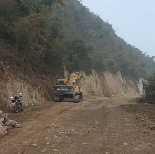 जीर्ण बनेको राप्ती लोकमार्गमा धमाधम स्तरोन्नति हुँदै