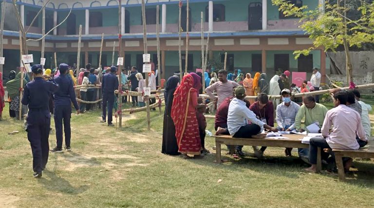 रौतहटमा शान्तिपूर्ण मतदान जारी