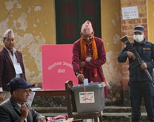 रास्वपाका उम्मेदवार सागर ढकालले गरे मतदान