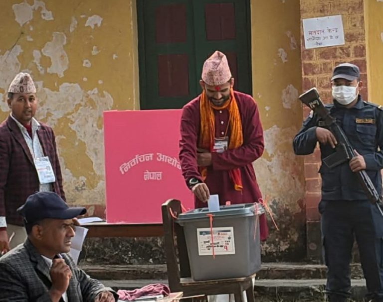 रास्वपाका उम्मेदवार सागर ढकालले गरे मतदान