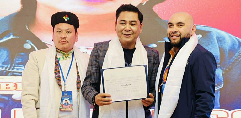 न्युयोर्कका एसेम्ली मेम्बर स्टेभेन रागाद्वारा गायक विजय लामा सम्मानित