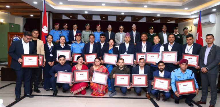 निर्वाचन सफल बनाएको भन्दै कर्मचारी र सुरक्षा निकायलाई गृहमन्त्रीले गरे सम्मान