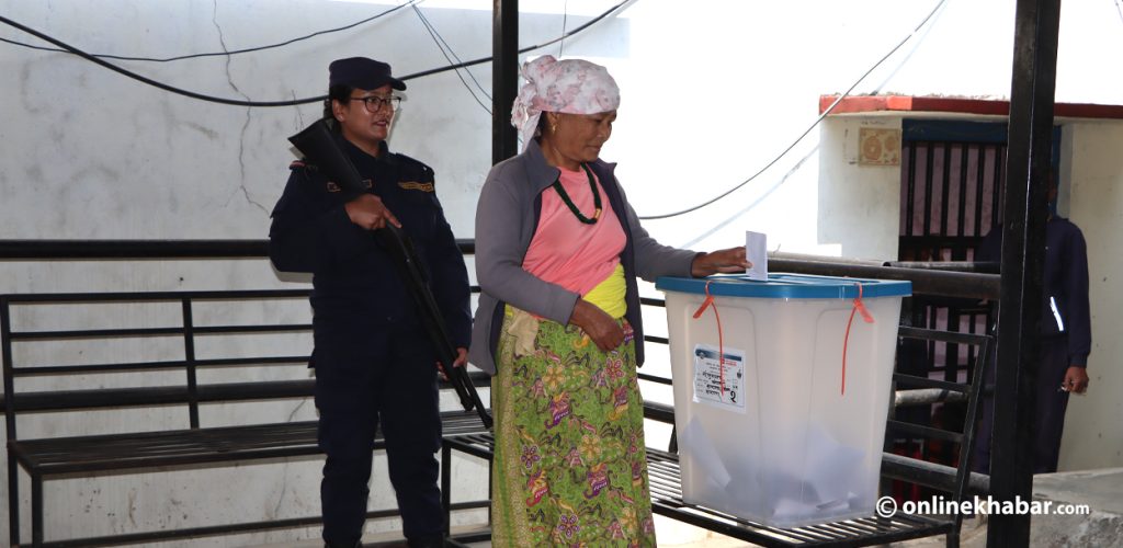 संखुवासभा कारागारमा ३३ कैदीबन्दीले गरे मतदान