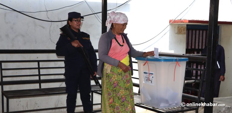 संखुवासभा कारागारमा ३३ कैदीबन्दीले गरे मतदान