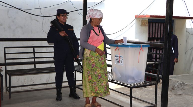 संखुवासभा कारागारका ३३ कैदीबन्दीले गरे मतदान