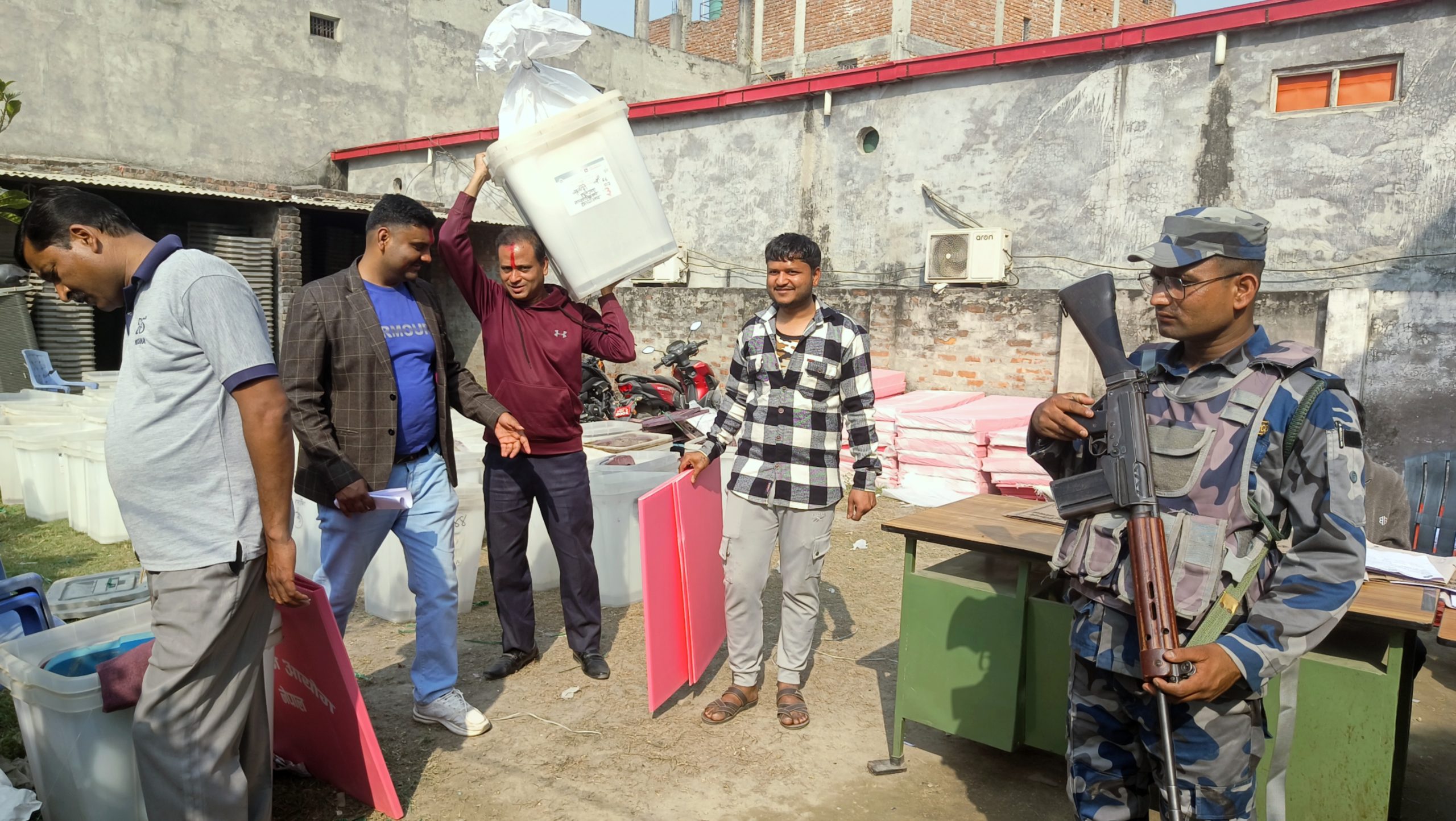 सर्लाहीका सबै मतदान केन्द्रमा निर्वाचन सामग्रीसहित पुगे कर्मचारी