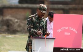 भक्तपुर क्याम्पस केन्द्रमा सेना-प्रहरीले खसाले समानुपातिक मत (तस्वीरहरू)