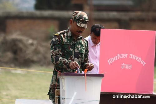 भक्तपुर क्याम्पस केन्द्रमा सेना-प्रहरीले खसाले समानुपातिक मत (तस्वीरहरू)