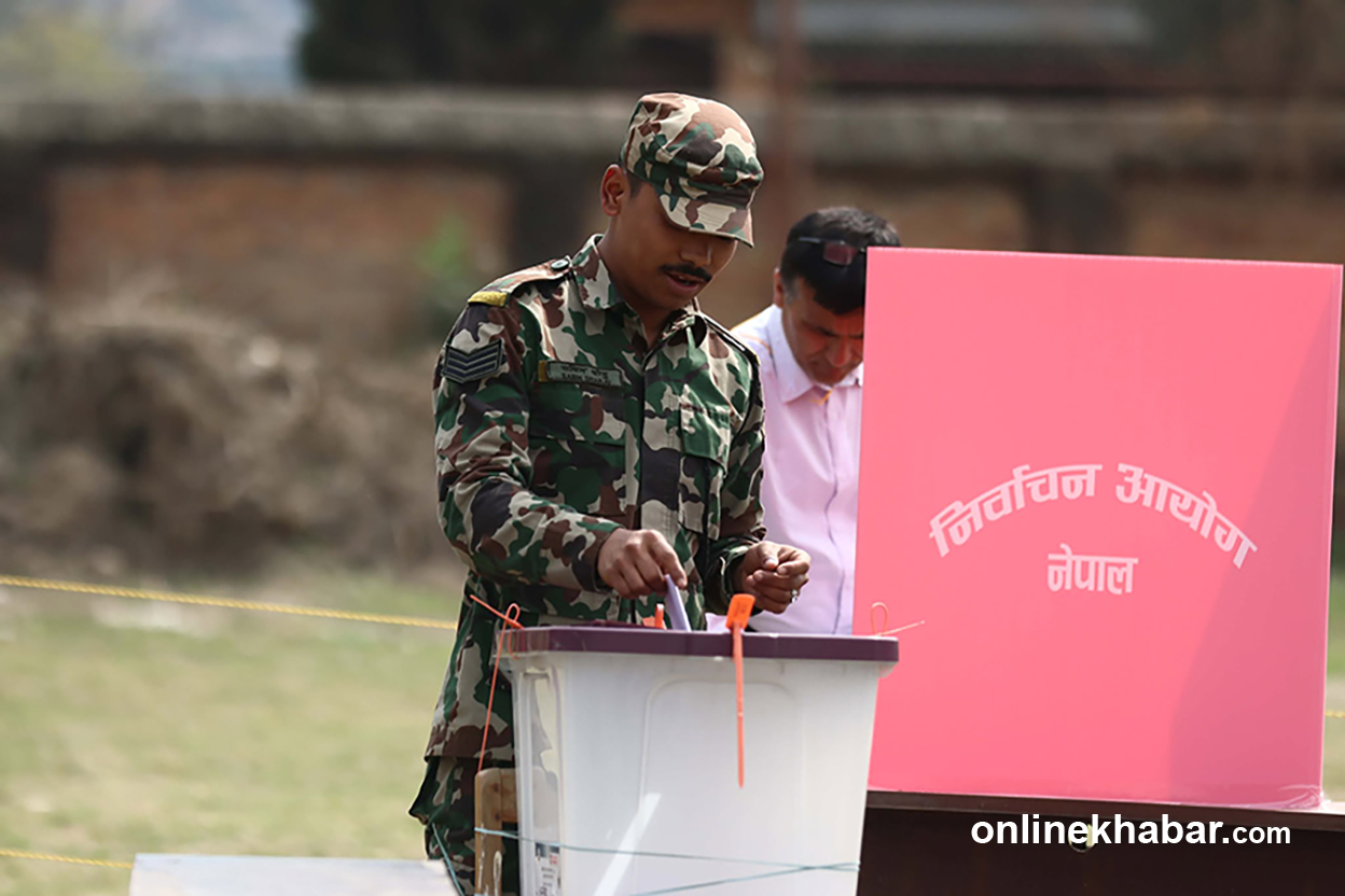 भक्तपुर क्याम्पस केन्द्रमा सेना-प्रहरीले खसाले समानुपातिक मत (तस्वीरहरू)