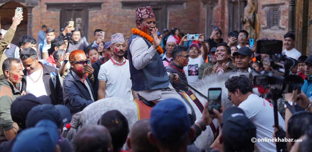 सामान्य नागरिकलाई एक दिने ‘राजा’ बनाउने पाटनको घोडेजात्रा (तस्वीरहरू)