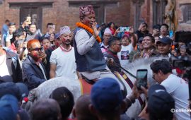 सामान्य नागरिकलाई एक दिने ‘राजा’ बनाउने पाटनको घोडेजात्रा (तस्वीरहरू)