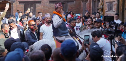 सामान्य नागरिकलाई एक दिने ‘राजा’ बनाउने पाटनको घोडेजात्रा (तस्वीरहरू)