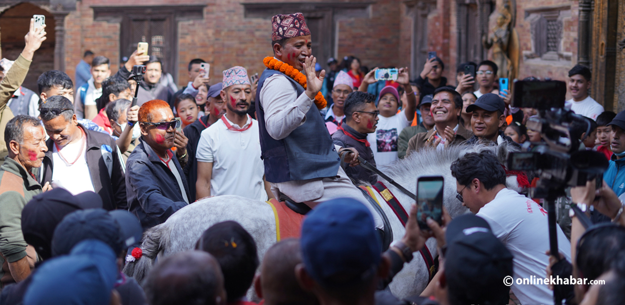 सामान्य नागरिकलाई एक दिने ‘राजा’ बनाउने पाटनको घोडेजात्रा (तस्वीरहरू)