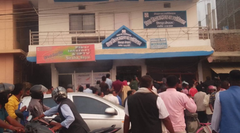 सिरहा बार एसोसिएसन कार्यालयमा विस्फोट, एक कर्मचारी घाइते