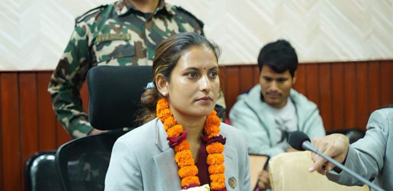 सीता वादी : झुप्रा खोलामा संघर्ष गर्दै थिइन्, सिंहदरबार पुगिन्