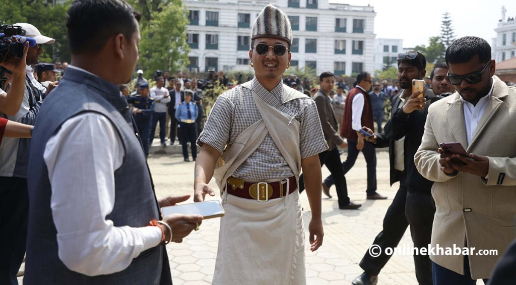 सुदन ठाँटिए गुरुङ पहिरनमा, घलेक र कछाडले चिरिच्याट्ट