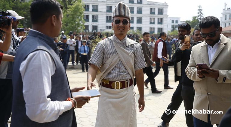 सुदन ठाँटिए गुरुङ पहिरनमा, घलेक र कछाडले चिरिच्याट्ट