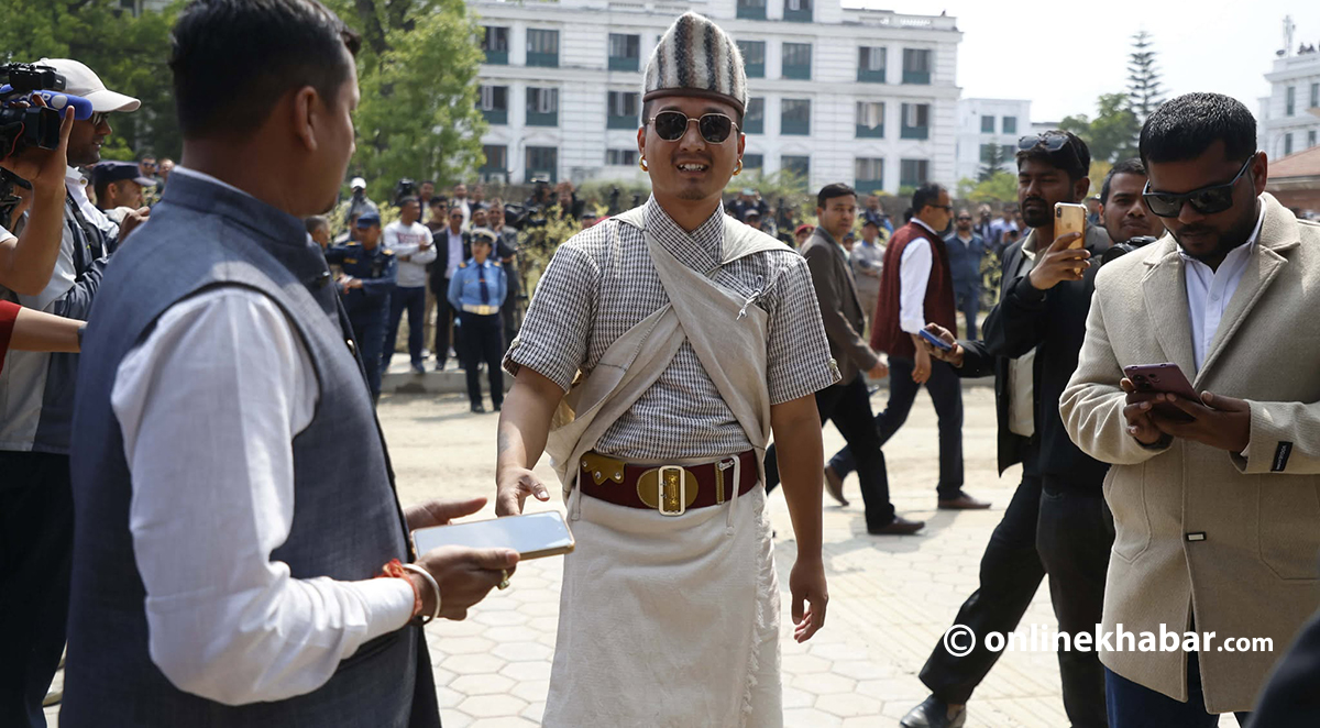 सुदन ठाँटिए गुरुङ पहिरनमा, घलेक र कछाडले चिरिच्याट्ट